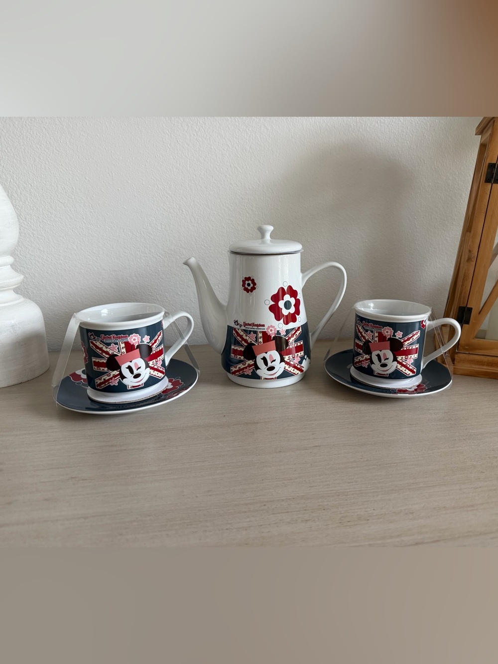 Disney’s EPCOT Minnie Mouse United Kingdom Teapot and cups
